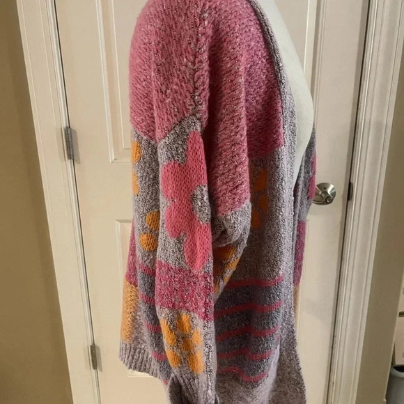 Sincerely Jules-NWT- color block floral sweater-size S - Picture 3 of 5